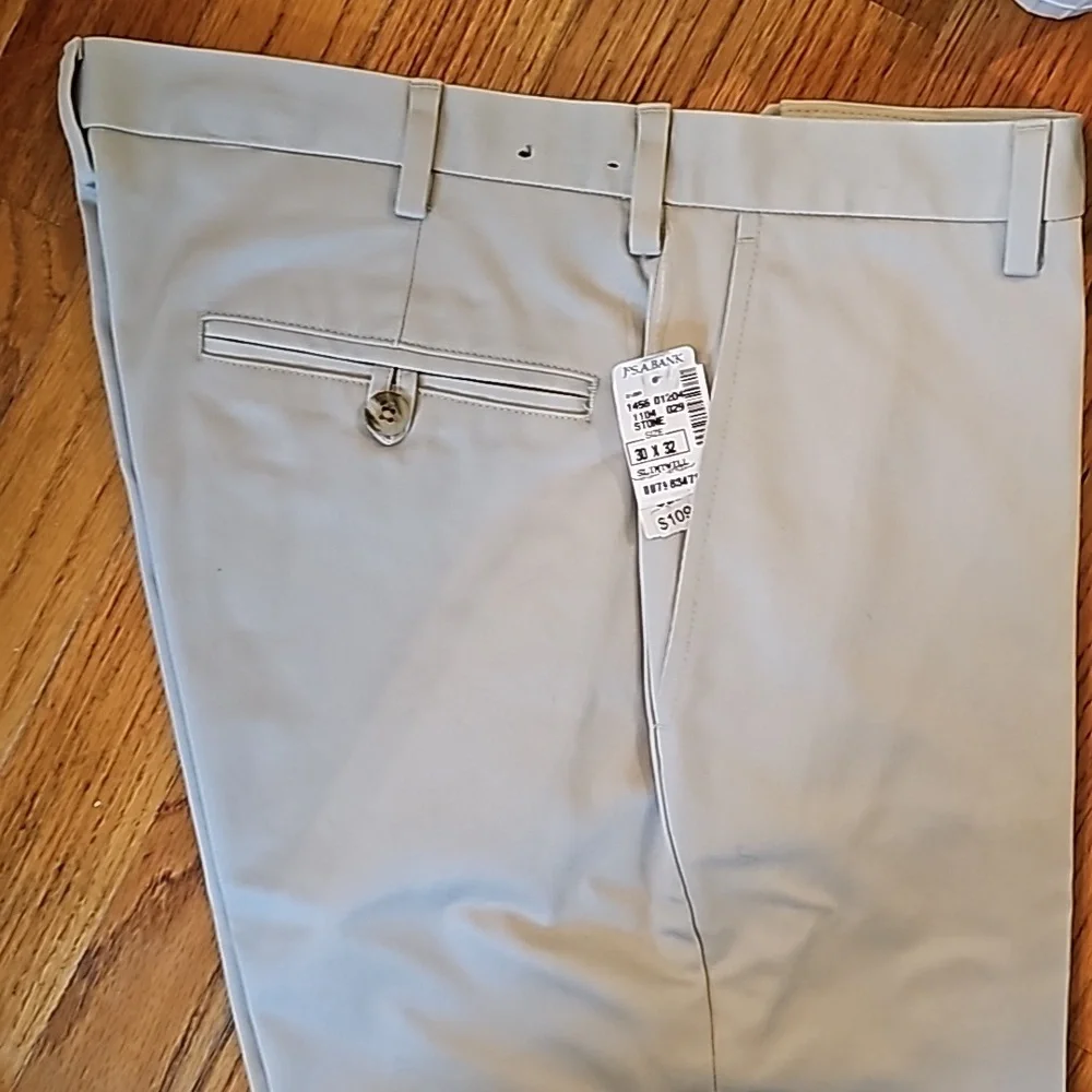 🧍‍♂️NEW WITH TAGS! Jos. A. Bank size 30W x 32L light khaki pants